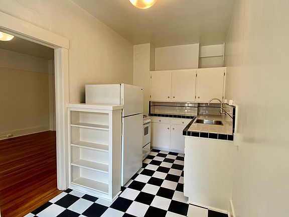 3rd image of 956 Sacramento St #201