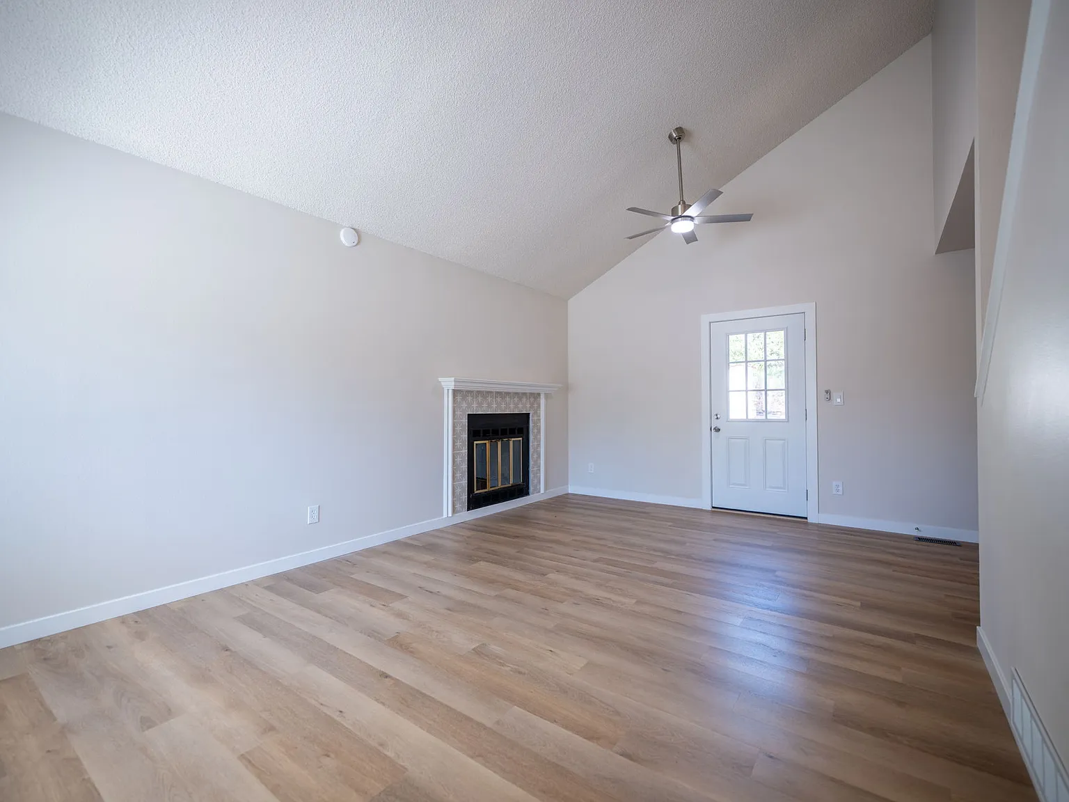 3 bed, 2.5 bath, 1358 sqft, $2,295 — Photo 4