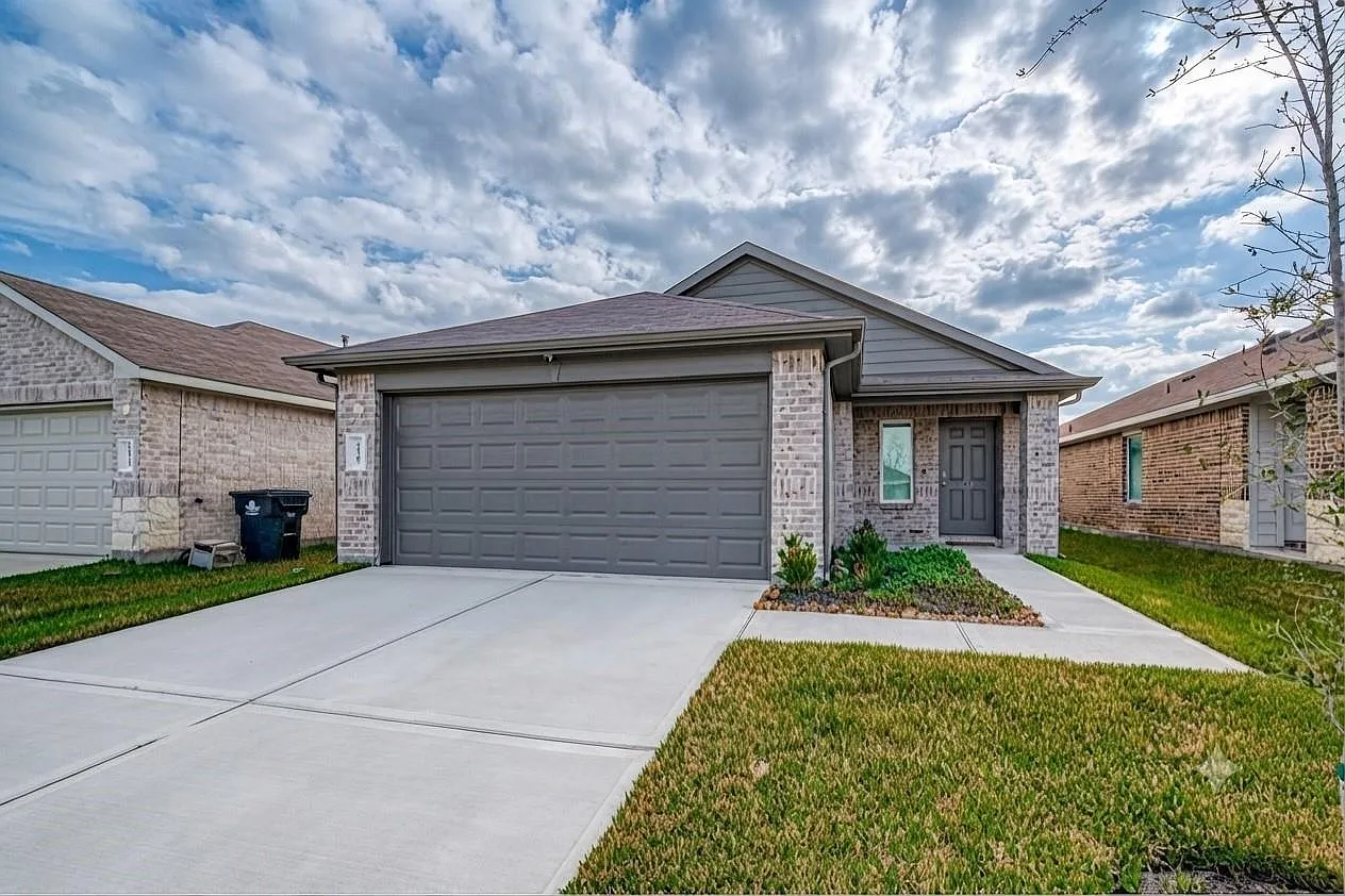 3 bed, 2.0 bath, 1293 sqft, $2,300 — Photo 2