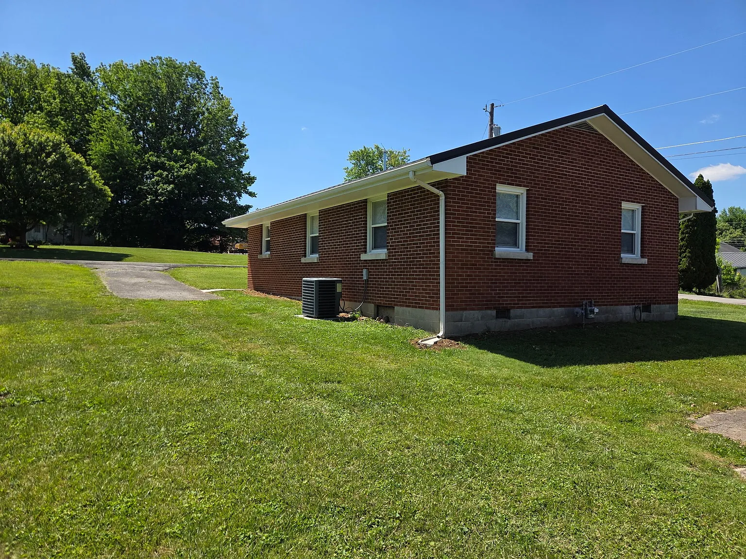3 Bedroom Brick Ranch located in quiet neighborhood — Photo 4