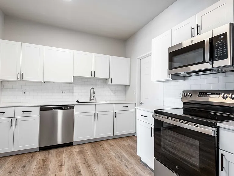 Pavilions at Silver Sage Apartments — Photo 37