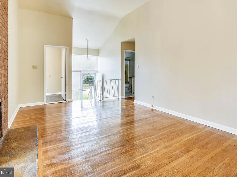 6048 Rossmore Dr — Photo 6