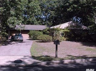 7 Welbourn Ln, Coram, NY 11727