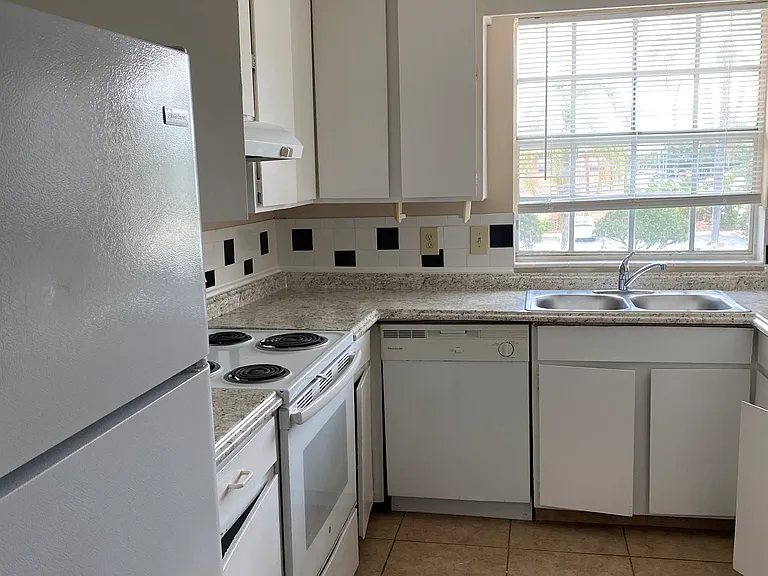408 Banyon Tree Cir #200 — Photo 14