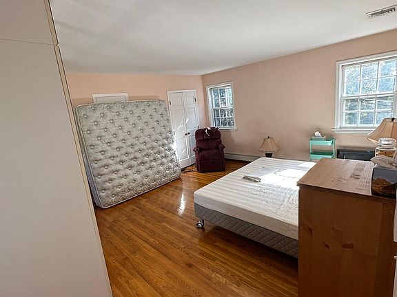 4th image of 90 Hegemans Ln