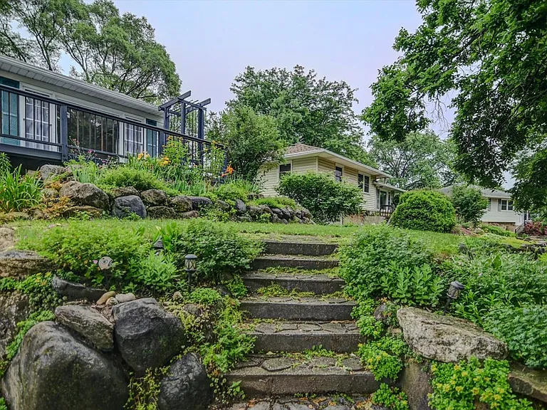 10 Bradford Ln — Photo 2