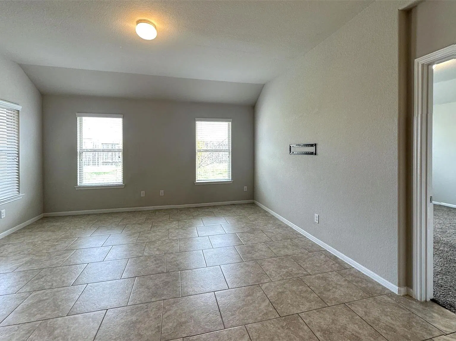 3 bed, 2.0 bath, 1709 sqft, $2,100 — Photo 4