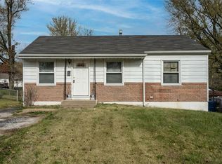 325 Caithness Rd, Saint Louis, MO 63137