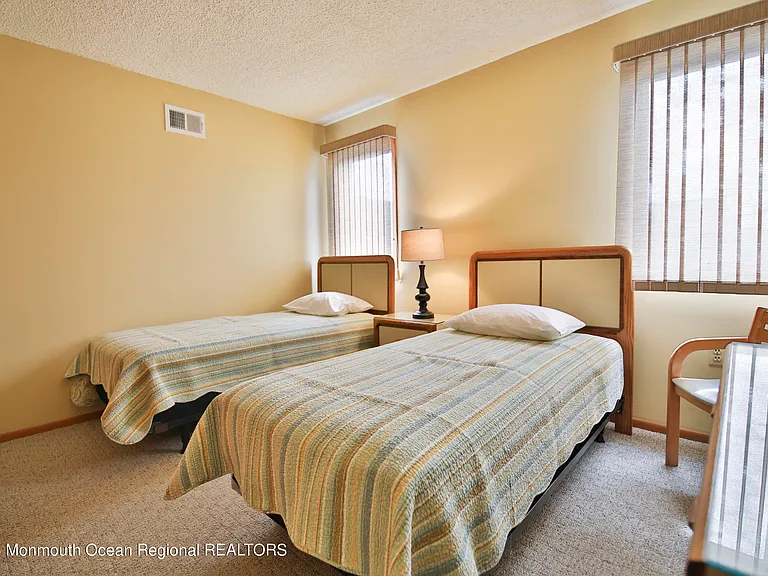 21 Brown Ave — Photo 44