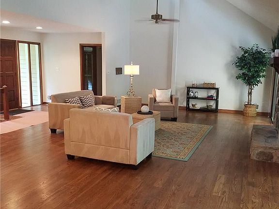 3rd image of 77 Lakeshore Dr