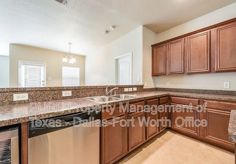 1012 Lake Hollow Dr — Photo 9