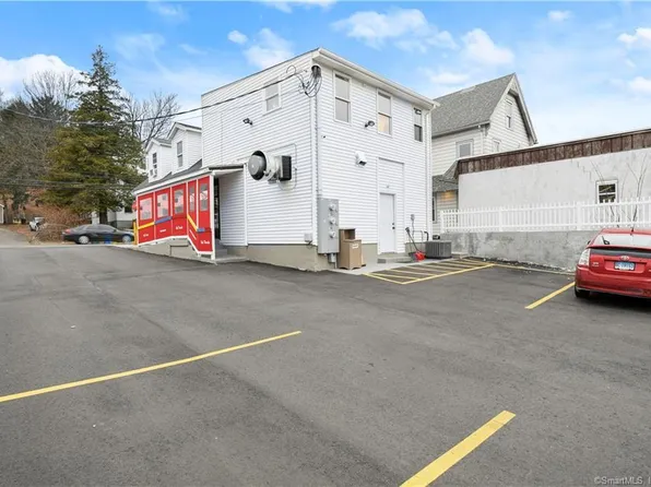 1695 State St, Hamden, CT 06517