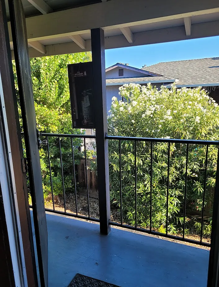 2 bed, 700 sqft, $2,400 — Photo 3