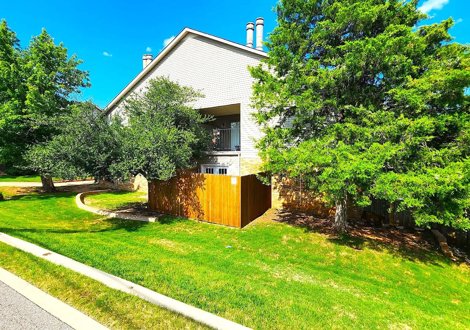 Super Cute Condo in the Ashbriar Village Condo close to Lake Hefner — Photo 1