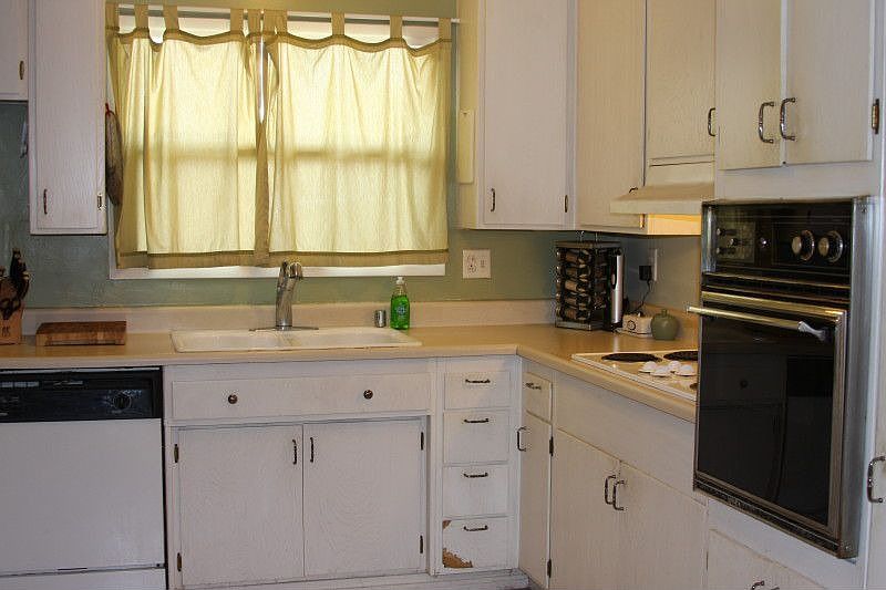Large, bright kitchen - many possibilites
