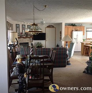 large family and dining room w/gas fireplace