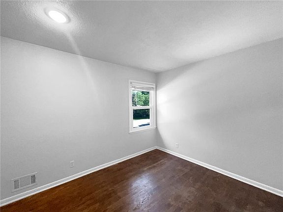 5th image of 15405 E 40th St S