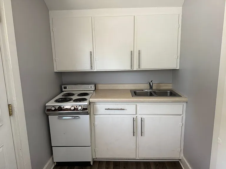 1106 Gillette St — Photo 3