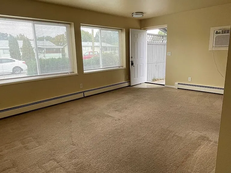 1100 Cedar Ct — Photo 4