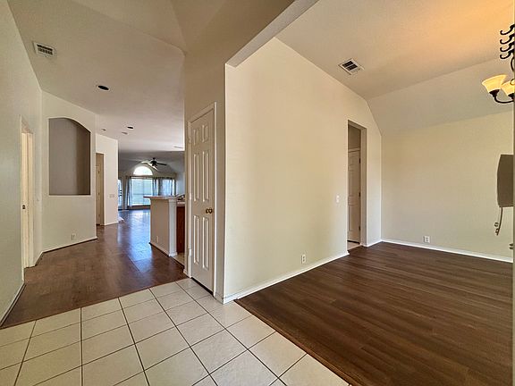 2nd image of 2829 Dunbar Dr
