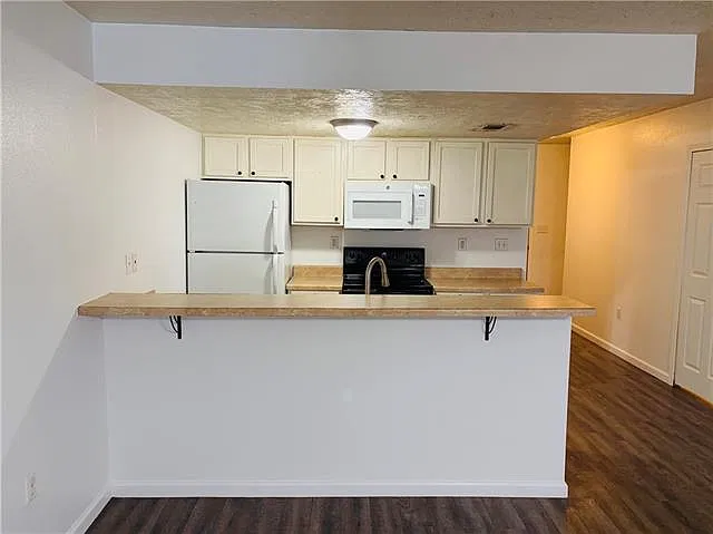 2 bed, 1.5 bath, 1170 sqft, $1,150 — Photo 3