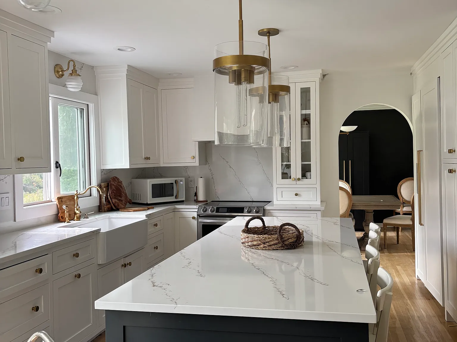 4 bed, 2.5 bath, 2500 sqft, $4,300 — Photo 1