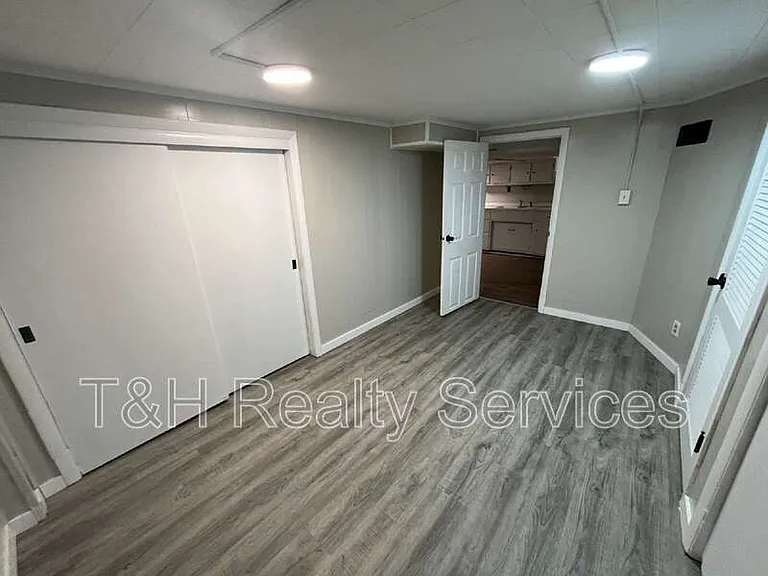 2700 W 11th St — Photo 8