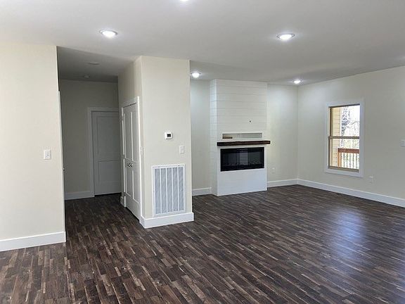 4th image of 1280 Prado Ave
