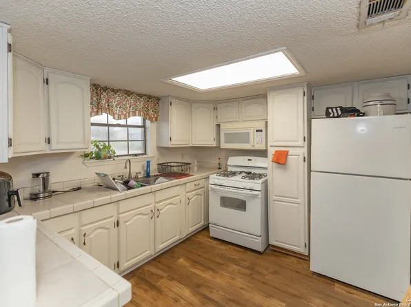 862 Avenue J, Poteet, TX 78065