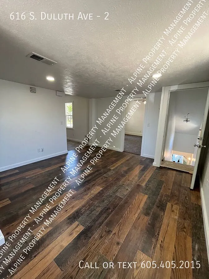 Recently Updated 2 Bed/1 Bath Upper Level Duplex Near Downtown! — Photo 2