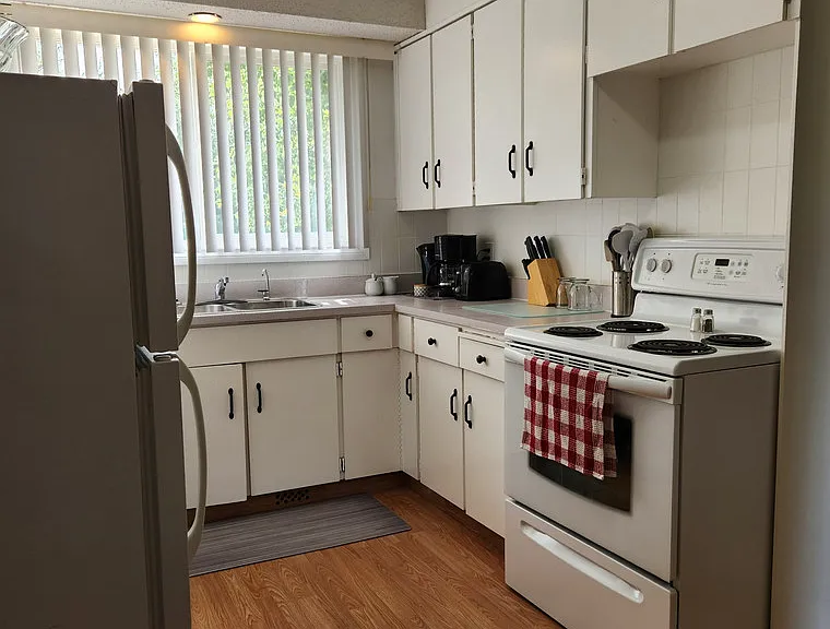 19 Newcombe Cres #M — Photo 7