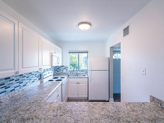 3rd image of 601 S Indian River Dr