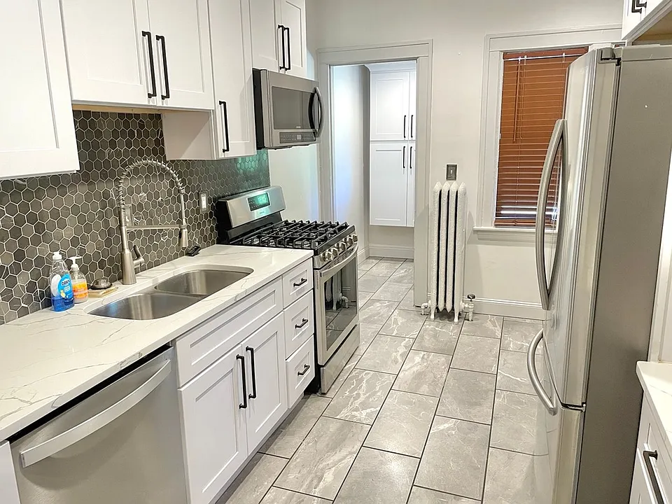 411 College Rental. Heritage Hill. Spacious 2,427 Sq. Ft. with Flexible Floor Plan 5 Bedroom, 3 F...