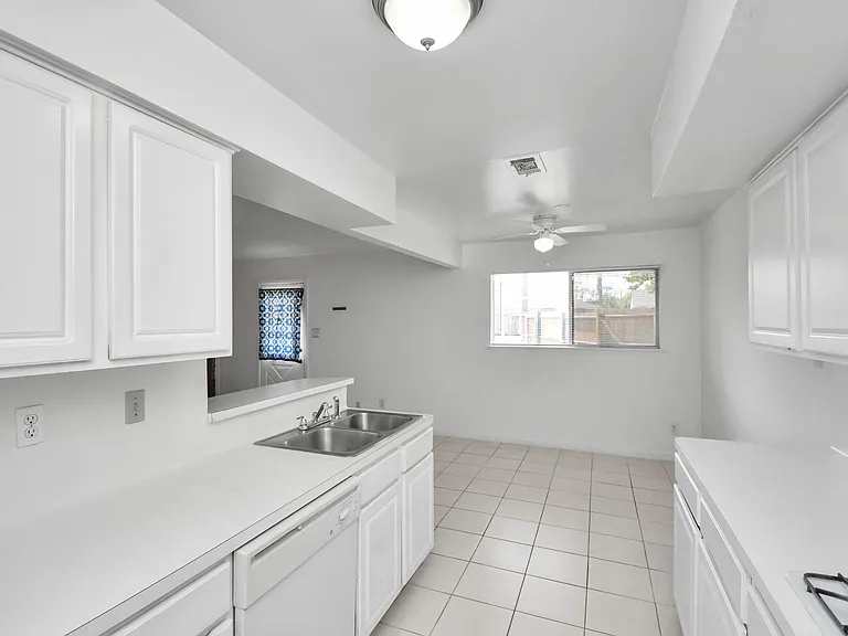 530 Westshire Dr — Photo 17