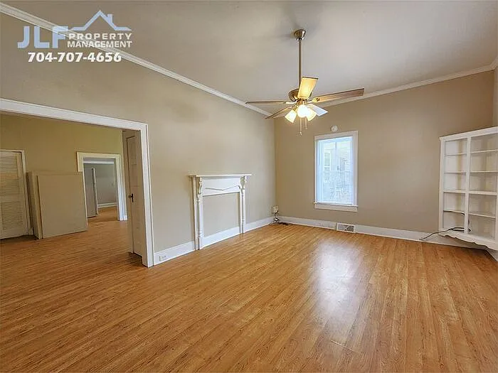 907 S Jackson St — Photo 3