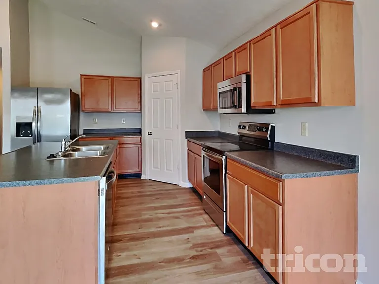 817 Blue Ash Trl — Photo 5