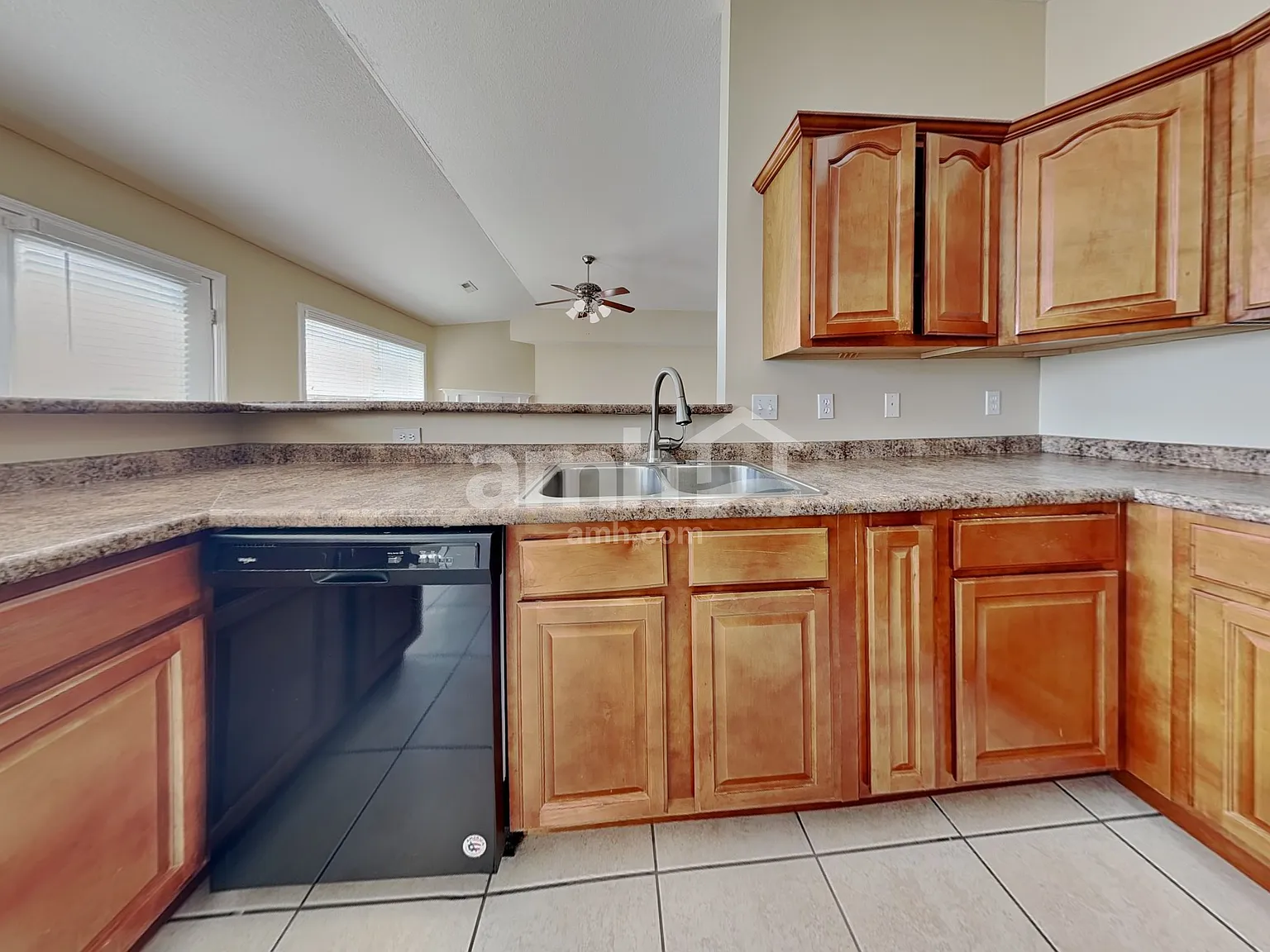 3 bed, 2.0 bath, 1976 sqft, $2,560 — Photo 3