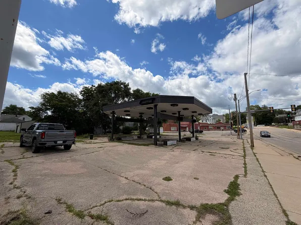 220 N Galena Ave, Freeport, IL 61032