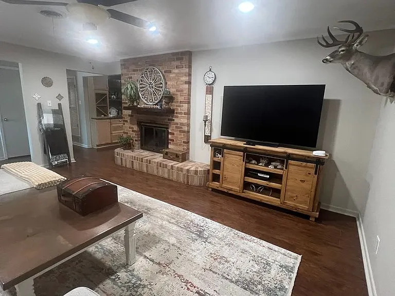 1526 Rosewood Dr — Photo 2
