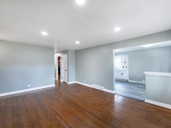 3rd image of 1015 N Victoria Ave