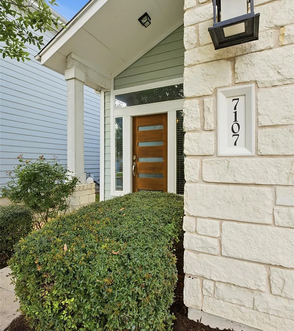 3 bed, 2.5 bath, 2035 sqft, $2,795 — Photo 3