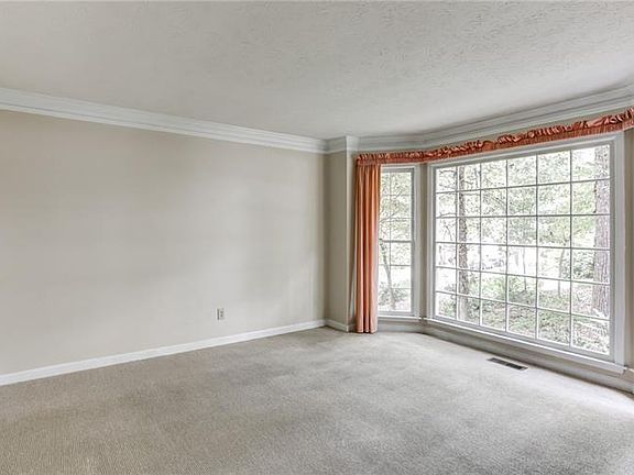 3rd image of 4472 Windsor Oaks Cir