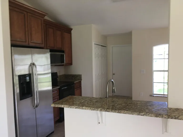 632 SW Granadeer St — Photo 6