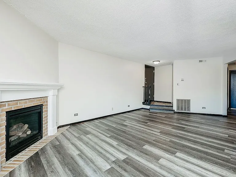 865 Sheldon Ct — Photo 3