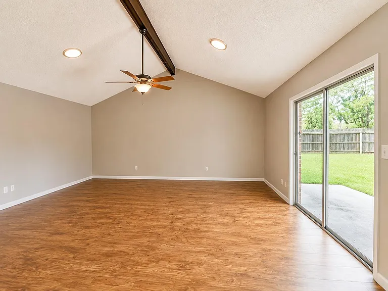 412 Breezy Ln #1 — Photo 2