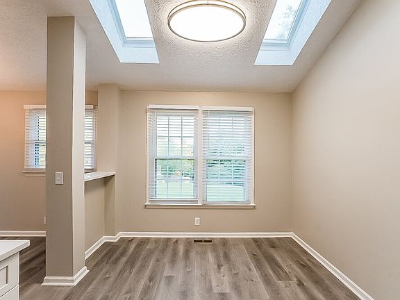 5th image of 103 Silver Maple Ct
