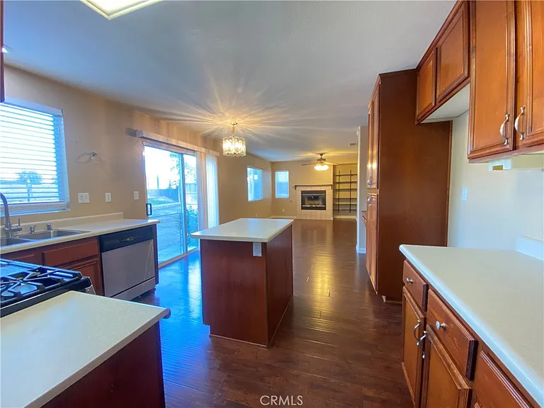708 Hillview St — Photo 5