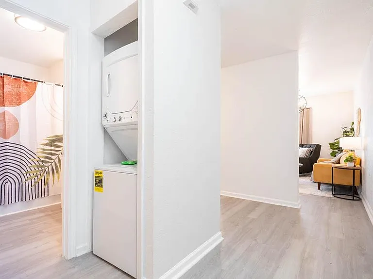 1516 Avenue K #D — Photo 4