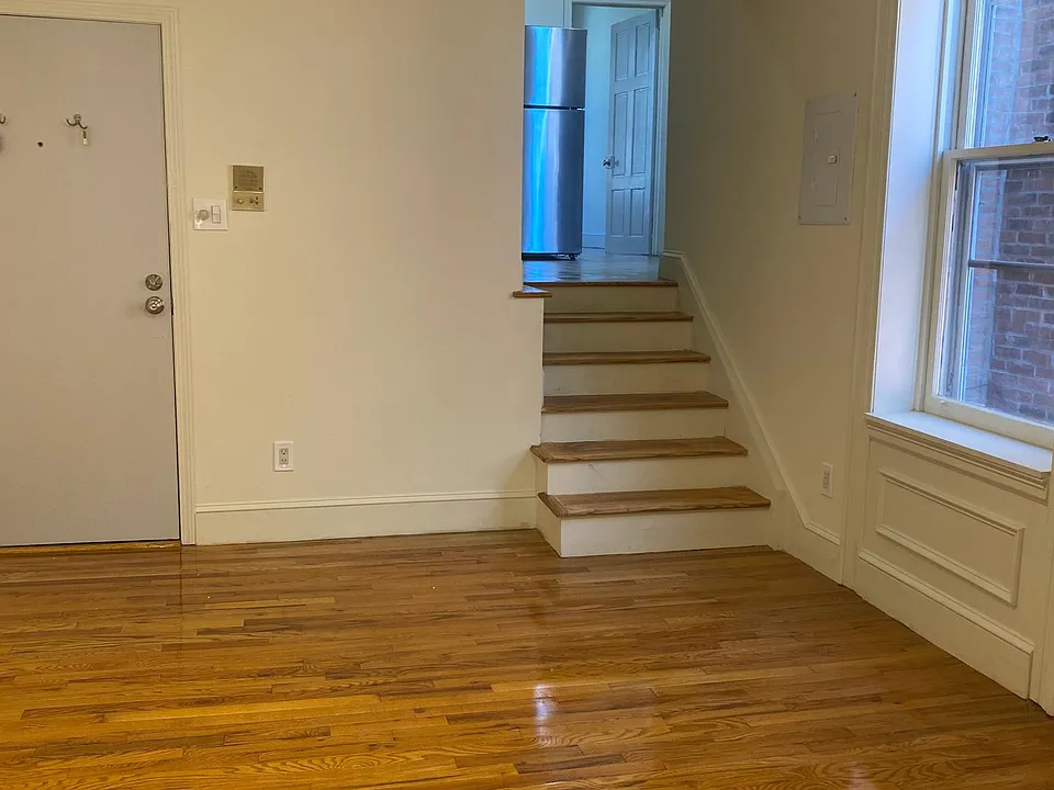 stairs lo kitchen