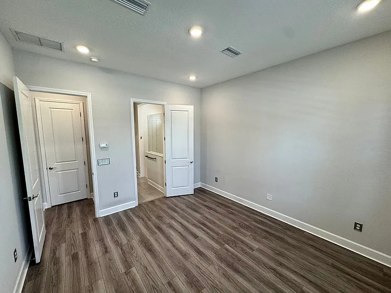 77 Park Center Ave — Photo 10